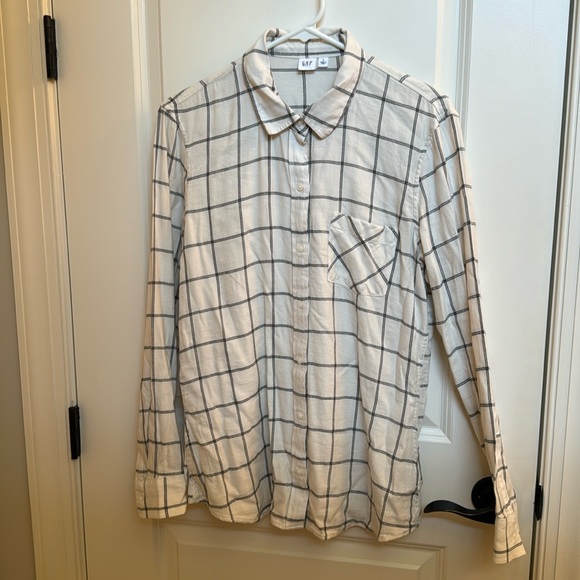 GAP Tops - Gap button down‎ shirt